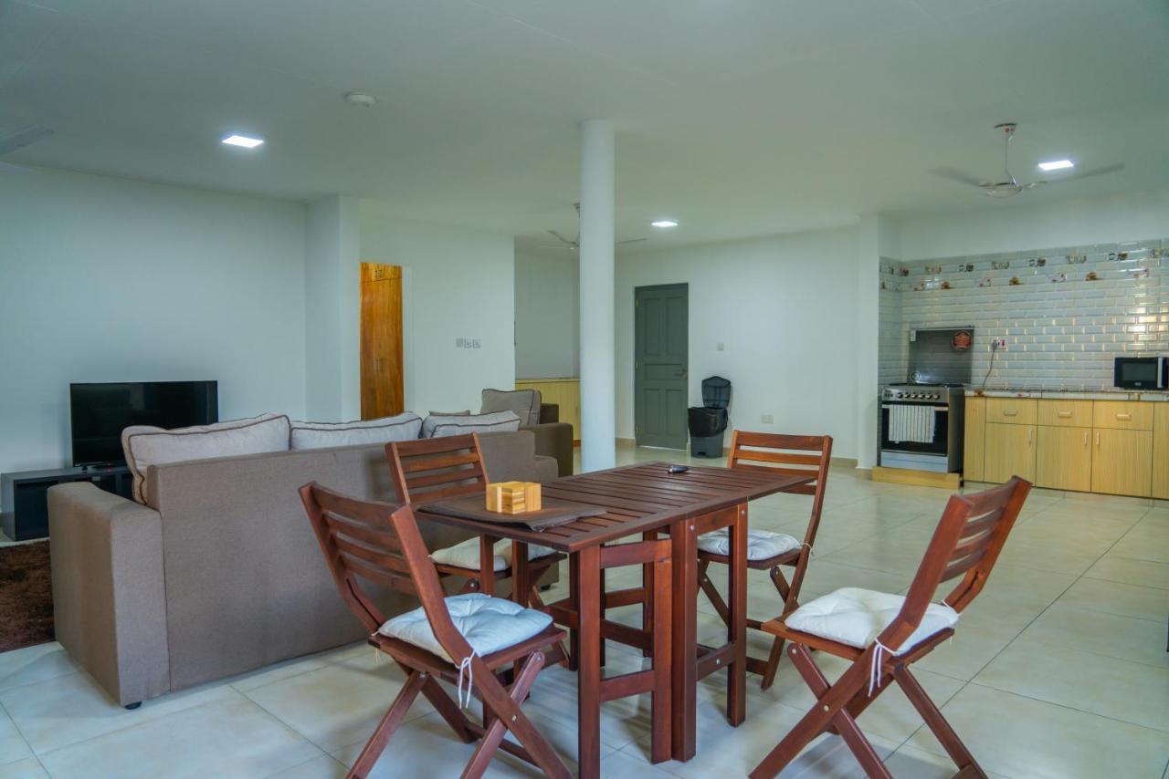E&E Self Catering Hotel Бо Валон Екстериор снимка
