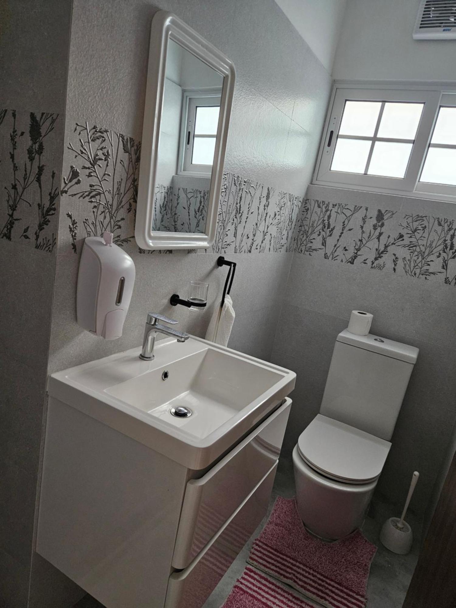 E&E Self Catering Hotel Бо Валон Екстериор снимка