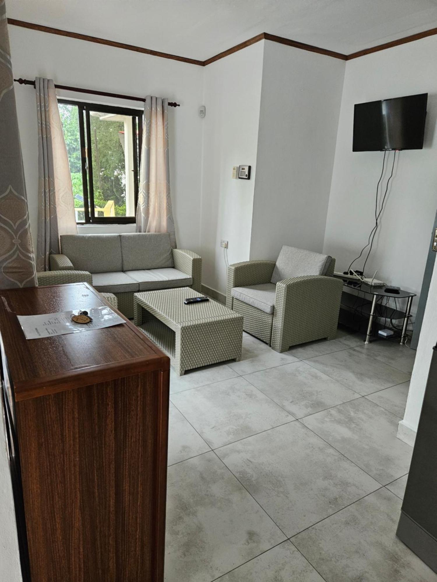 E&E Self Catering Hotel Бо Валон Екстериор снимка