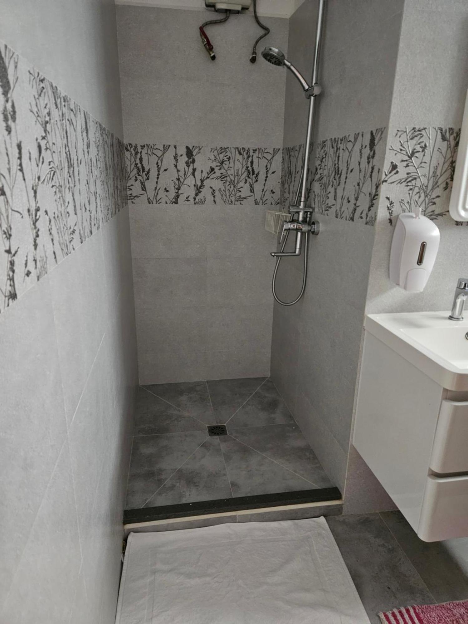 E&E Self Catering Hotel Бо Валон Екстериор снимка
