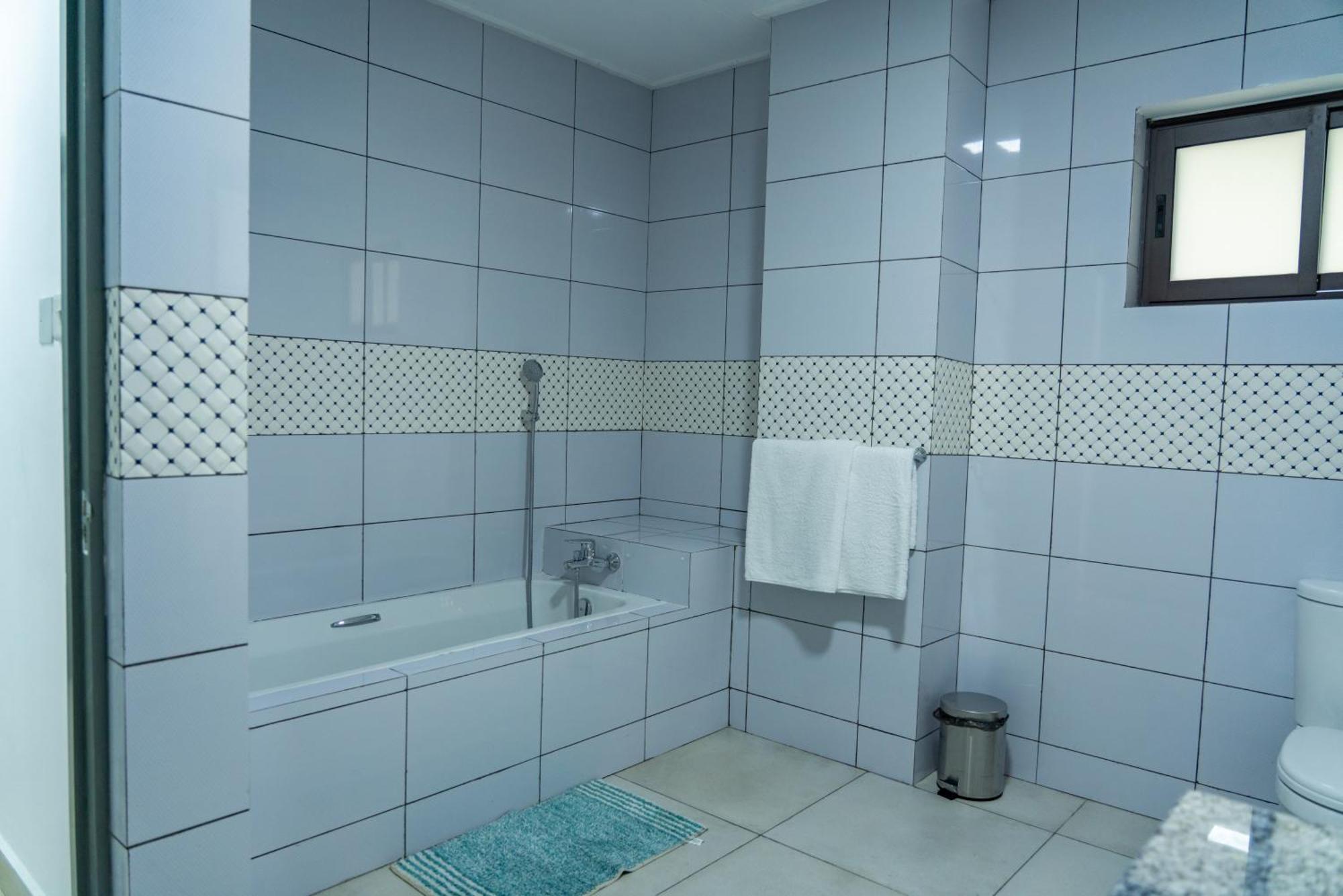E&E Self Catering Hotel Бо Валон Екстериор снимка
